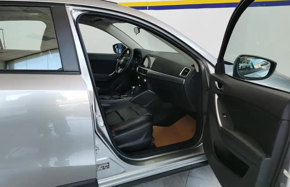 Mazda CX-5 2015 usado, modelo 2.0L automático com tração dianteira, versão Urban