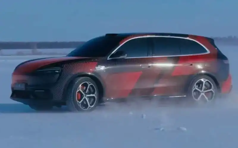 Fotos espionas do AITO M6 em testes de inverno são reveladas! Pintura esportiva vermelha chamativa, posicionado entre o M5 e o M7