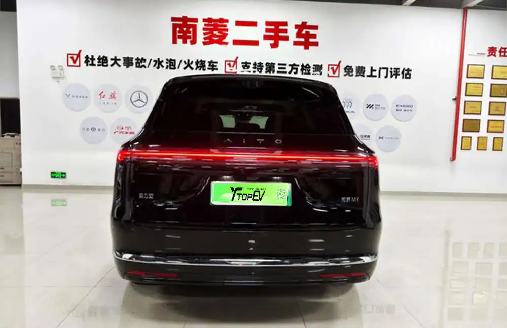 Aito M7 usado, ano modelo 2026, versão Extended-Range Ultra, 5 lugares, tração integral (AWD).