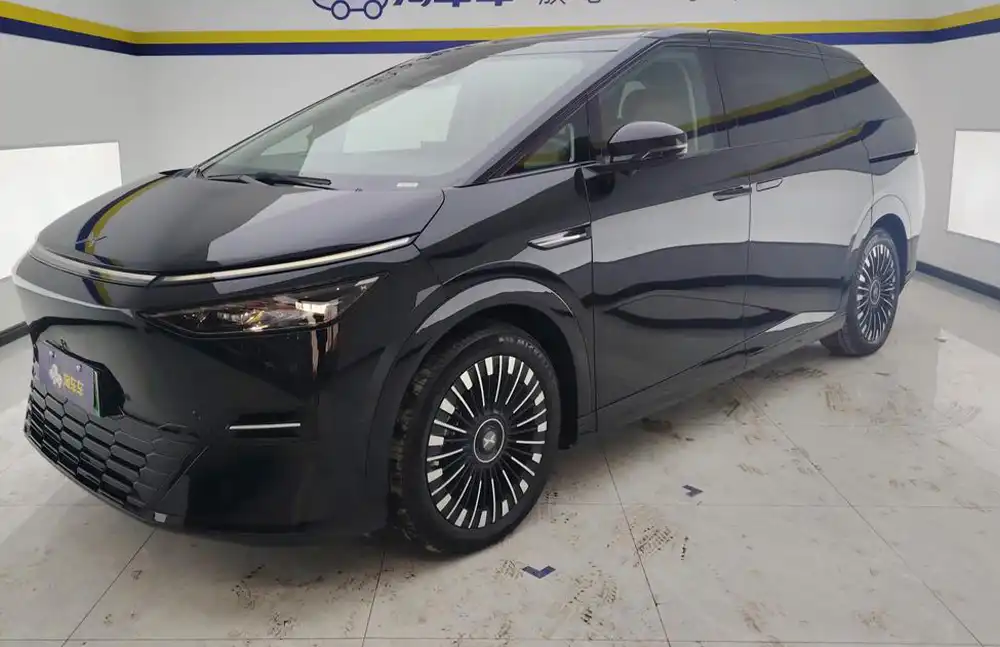 XPeng X9 usado, modelo 2025, totalmente elétrico, com autonomia ultralonga de 740 km (máx.)